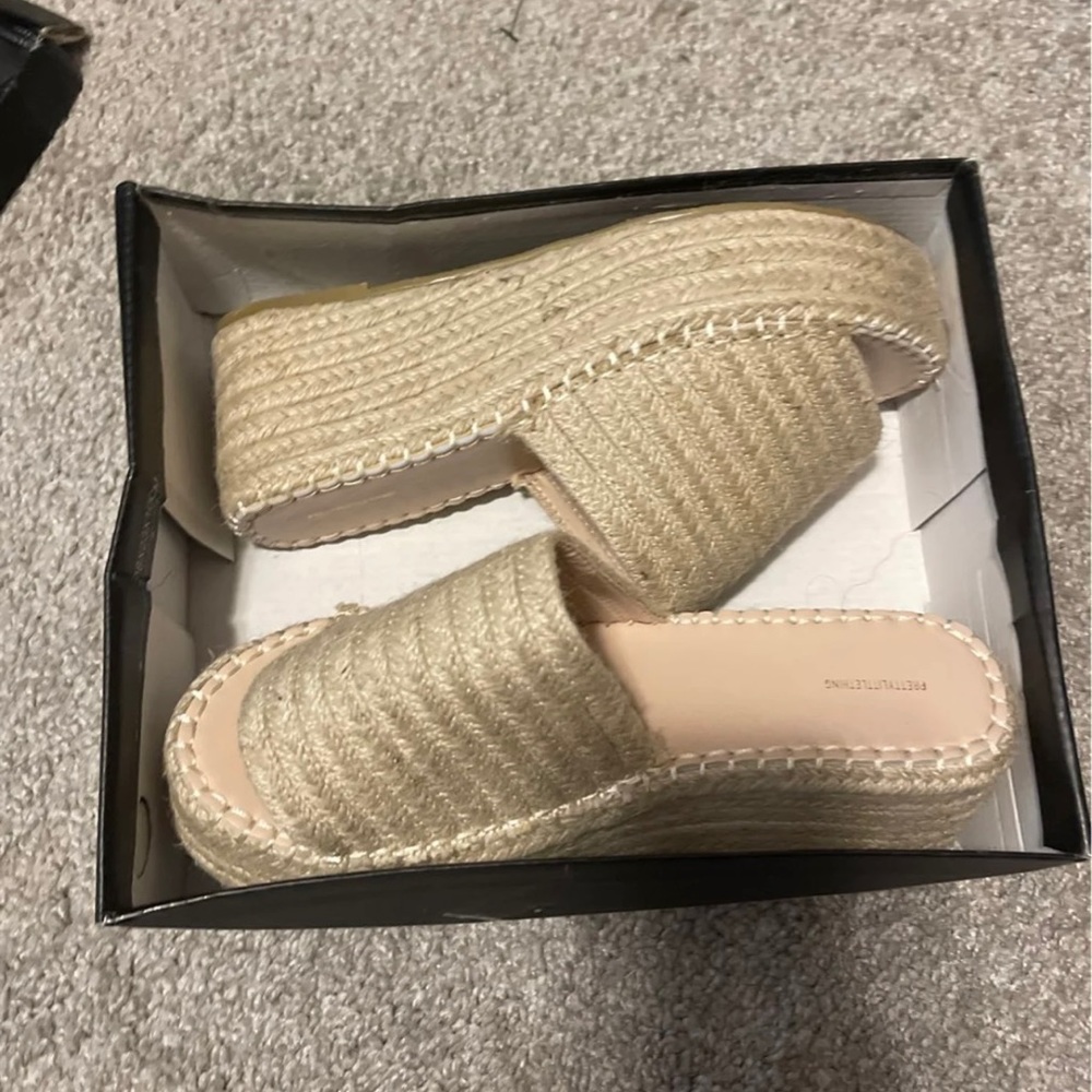Plate form sandals
